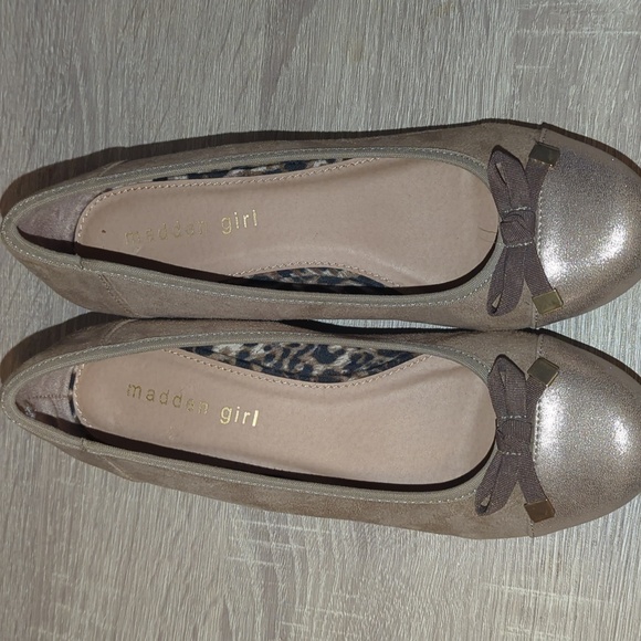 New Madden Girl Gold Beige Bow Flats - Picture 3 of 11